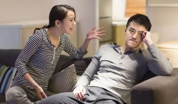 Không tin vợ nên chồng đưa tiền cho mẹ giữ?