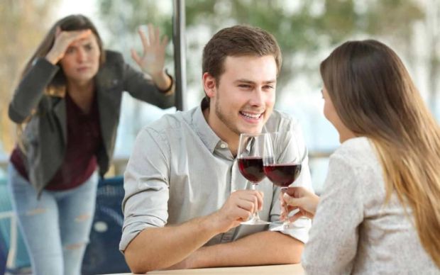 Dùng thẻ tích điểm của vợ để chi tiêu cho nhân tình