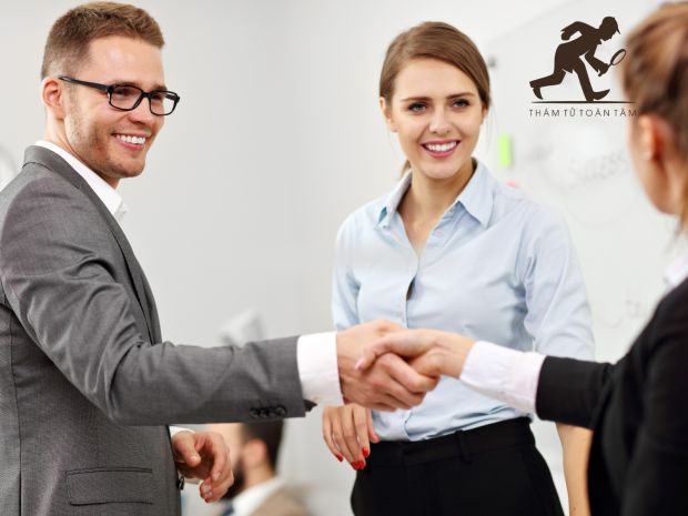 Cô ấy thường “đẩy thuyền” bạn với người khác.