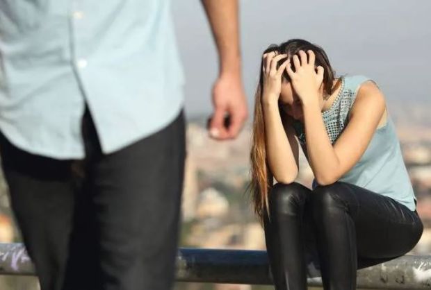 Làm gì khi chồng bóc bánh trả tiền?