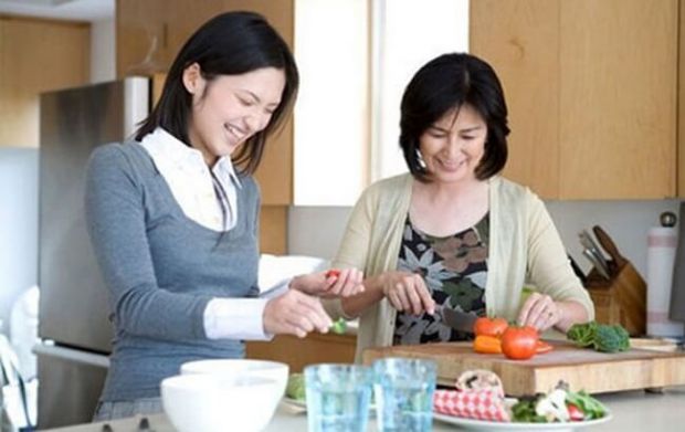 Mẹ chồng giúp đỡ con dâu công việc