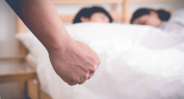ngoại tình với trai bao
