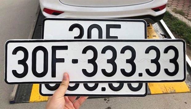 Quan sát các chi tiết trên biển số xe