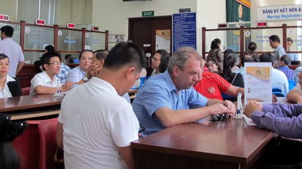 Nộp hồ sơ khởi kiện tại Tòa án
