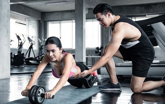 Vợ và pt thân mật ở phòng tập gym